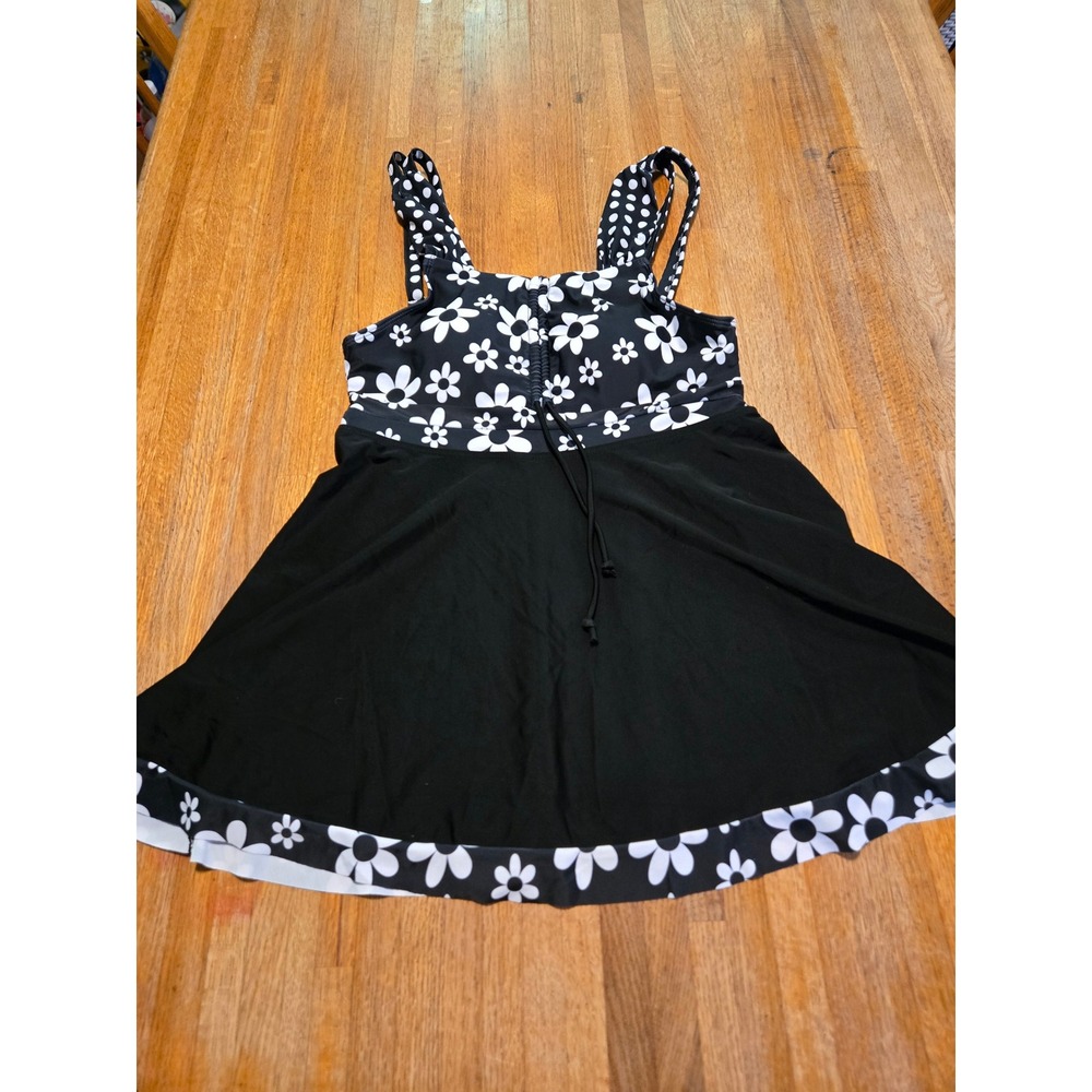 Womenโ Medium Black White Daisy Floral Polka Dot Flowy Adjustable Strap Swim Top